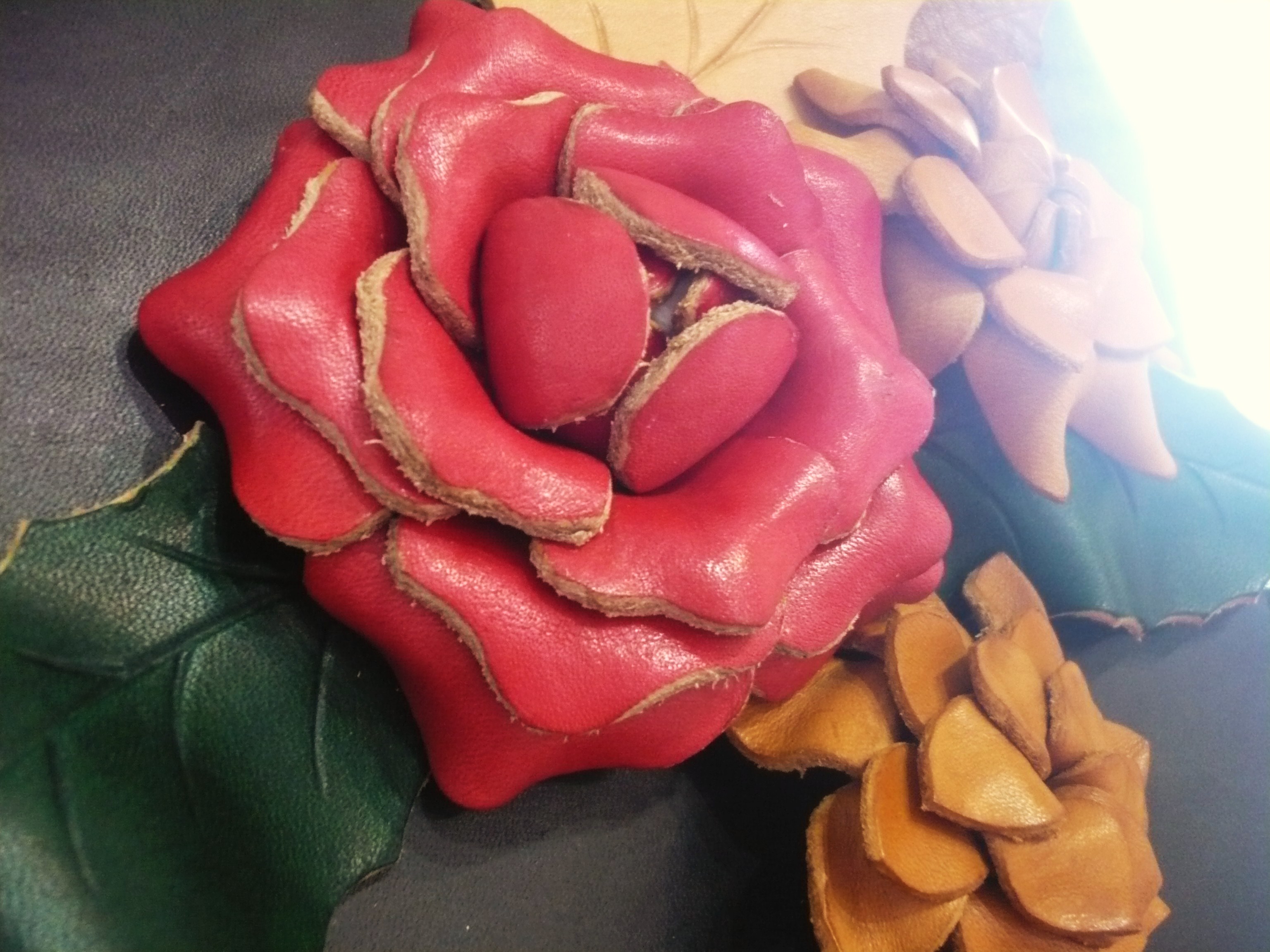 革の花のコサージュ　（真っ赤なバラ）
